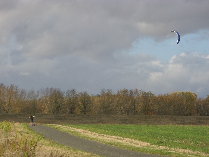 Cerf-volant à roulettes près de Blois - 11 novembre 2008 - photo Mireille M.
